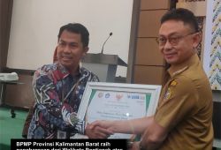 Walikota Pontianak berikan penghargaan kepada BPMP sebagai mitra penjaminan mutu pendidikan di Kalimantan Barat*